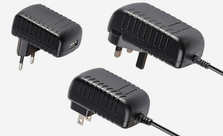 Como o soldador ultrassônico solda o adaptador de energia?