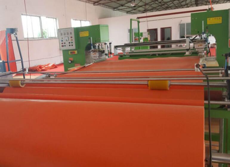 Máquina de solda de correia transportadora de estrume de frango, também conhecida como máquina de selagem a quente de correia de limpeza de estrume de galinha